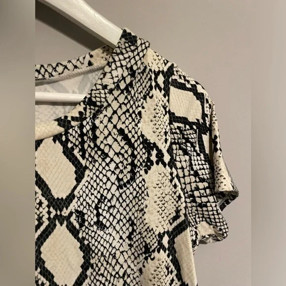 Jodifl Snakeskin‎ Print Short Sleeve Peplum Top Small - Picture 3 of 5